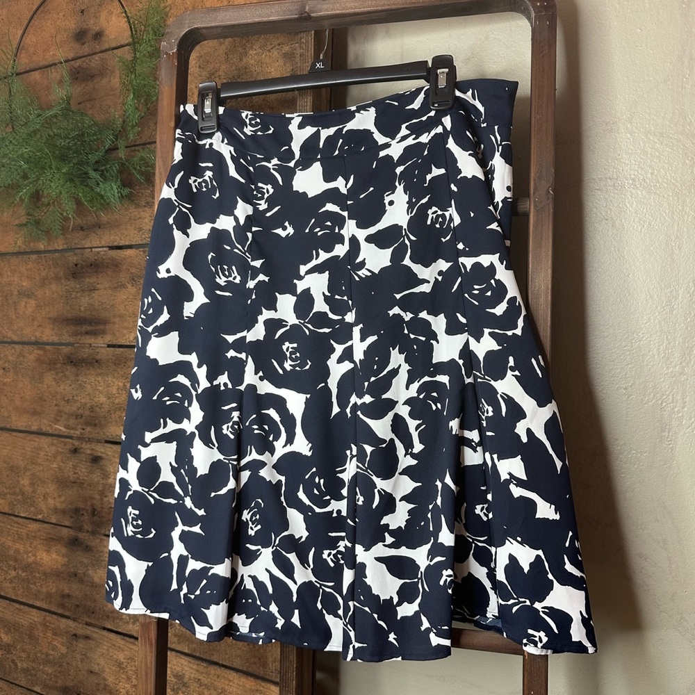 Jones of NY Floral Print Skirt women’s size 8 Navy & White EUC